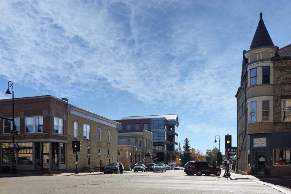 Building blends with surrondings - Duluth Trading Company