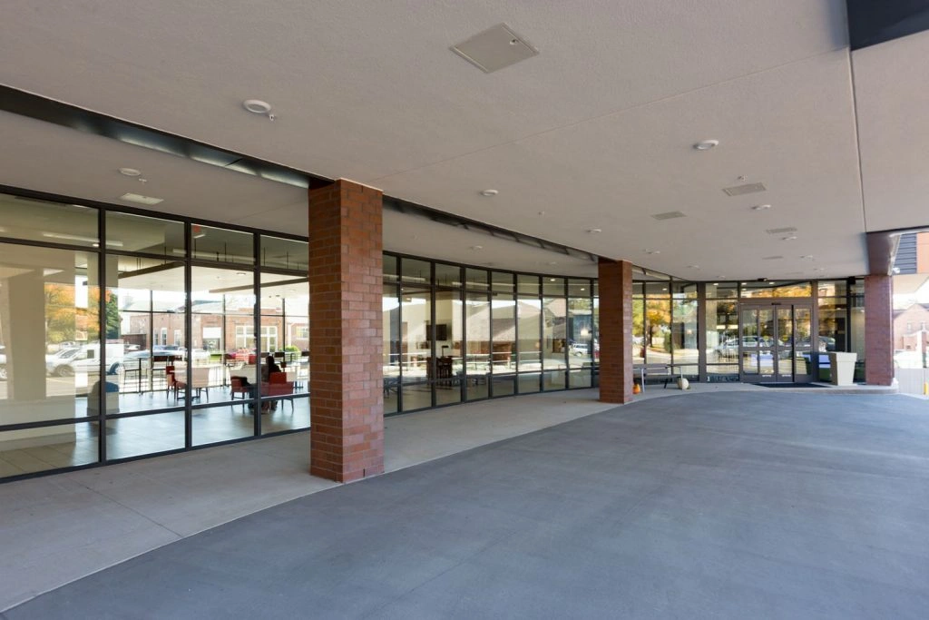 Platteville Holiday Inn Express - Curved front entry