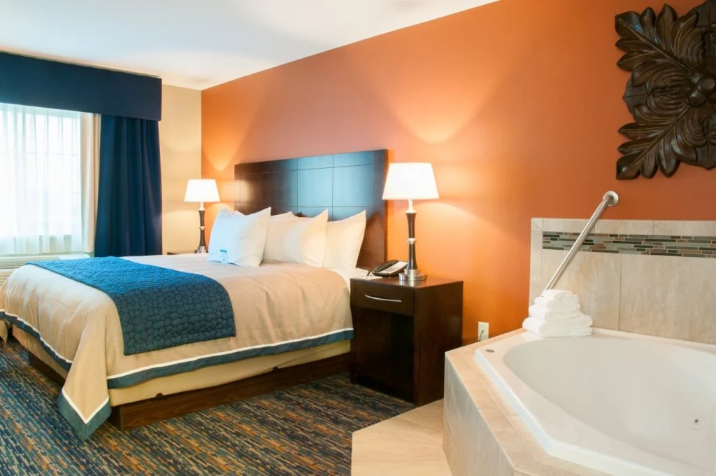 GrandStay Hotel & Suites Guest room with spa