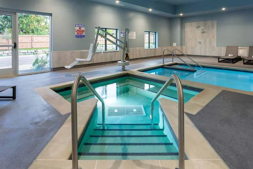 Hotel of the Arts Baymont Inn & Suites Hot tub